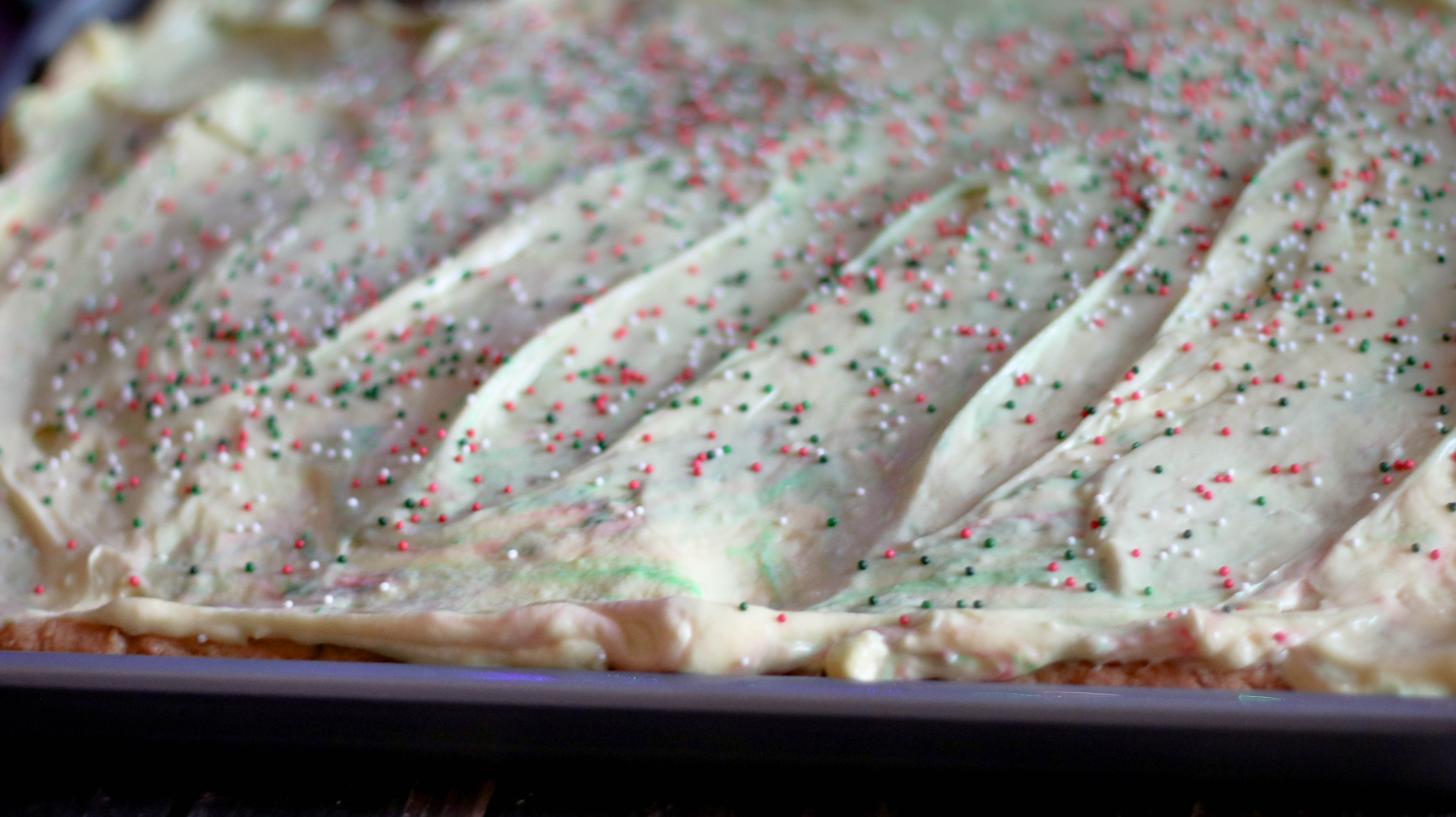 sugar-cookie-cheesecake-bars-so-festive